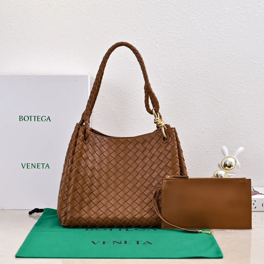 Batch 2660 24 early autumn new model Andiamo Parachute is made of a whole piece of woven leather and is processed with folding stitching at the four corners # Craftsmanship and creativity. Large size is atmospheric and practical. One of the must-selects for BV. Large space, can hold a computer, thick shoulder strap, very comfortable on the shoulder. Large parachute upper body real photo can be carried on the back. The upper body is versatile and cute☺️ Style number: 6571 Size: 30*26*20cm